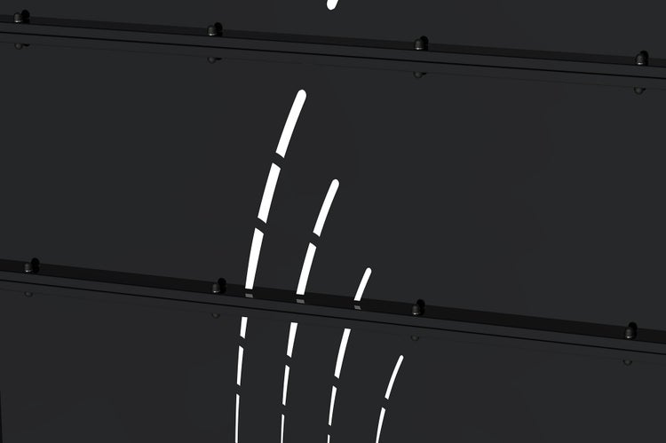Moderne Sichtschutzwand aus Metall mit horizontalen Lamellen und vertikalen Lichtschlitzen als dekoratives Element