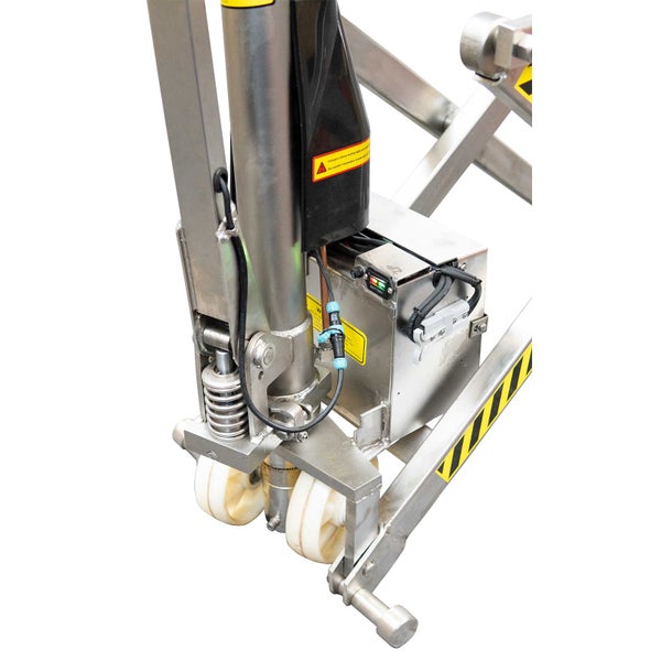 Detailaufnahme eines Hubtisches mit Rädern und Batterie