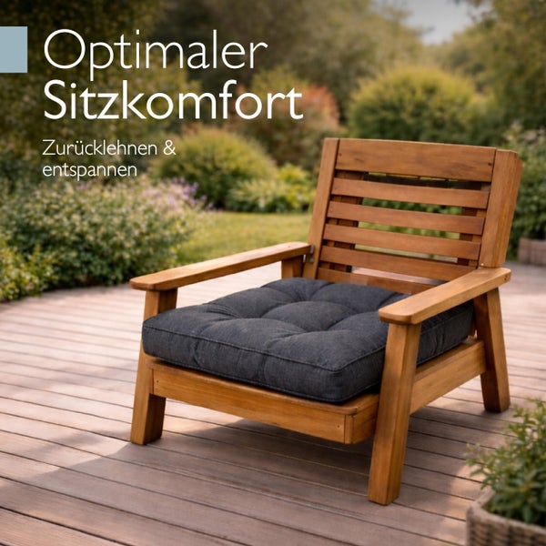 Gartenstuhl aus Holz mit weichem Sitzpolster auf einer Holzterrasse im Garten