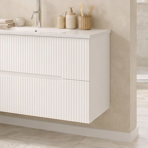 Moderner Waschtischunterschrank mit geriffelter Front und integriertem Waschbecken in einem hellen Badezimmer.