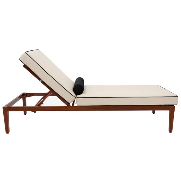 Sonnenliege aus Holz mit hellen Auflagen, schwarzer Nackenrolle und verstellbarem Kopfteil.