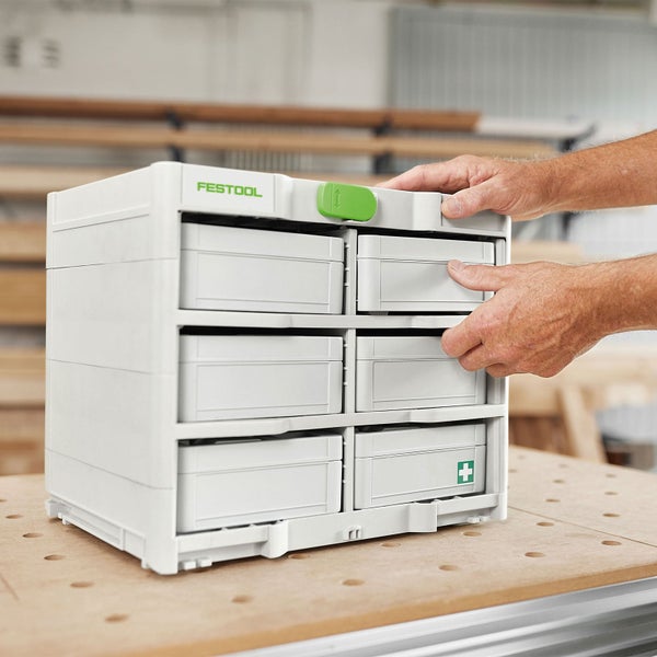 Gelbe Nelkenwurz im Gartenbeet