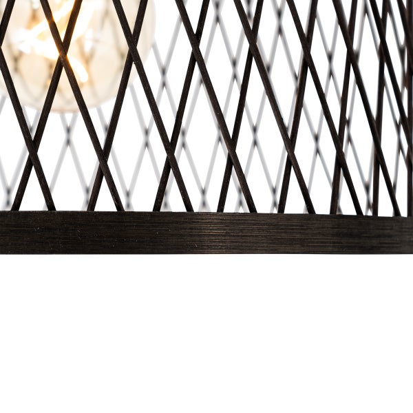 Detailansicht eines schwarzen Lampenschirms aus Drahtgeflecht im Industriedesign mit sichtbarem Leuchtmittel im Rautengitter.