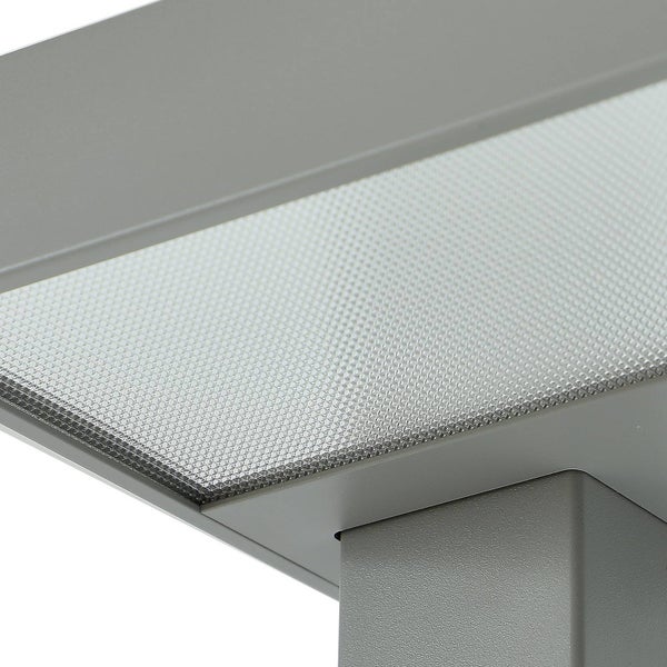Nahaufnahme einer modernen Außenleuchte mit strukturierter Abdeckung und grauem Metallgehäuse.