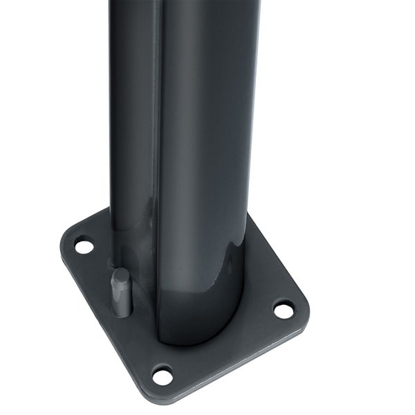 Detailansicht eines Metallpfostens mit Bodenplatte und Befestigungslöchern in Anthrazit.