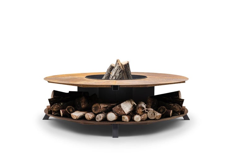 Runde Feuerschale mit Grillring und integriertem Holzfach aus Metall in Rostoptik.