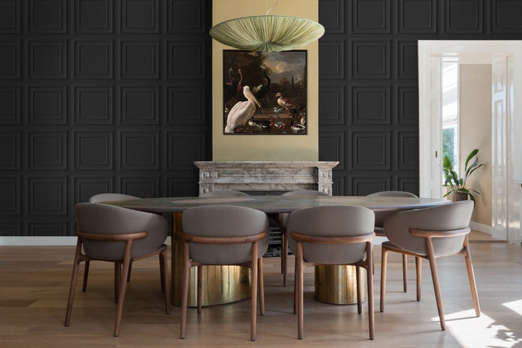 Esszimmer mit Esstisch, Stühlen, Wandpaneelen und Gemälde