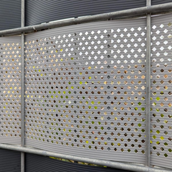 Sichtschutzzaun mit Rautenmuster