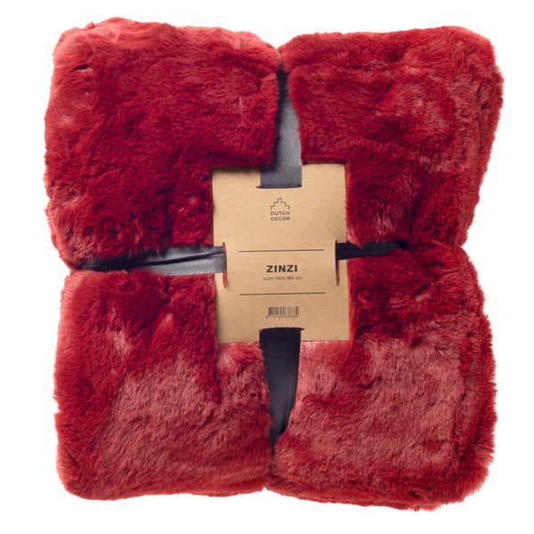 Zusammengelegtes rotes Plaid Zinzi von Dutch Decor aus weichem Kunstfell, 140 mal 180 Zentimeter.