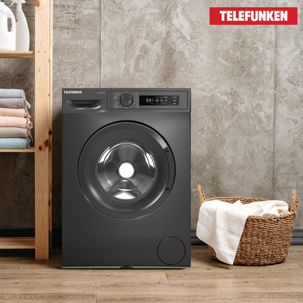 Wohnzimmer mit brauner Blättertapete, Sofa, Beistelltisch aus Holz und Rattanhocker mit Buch