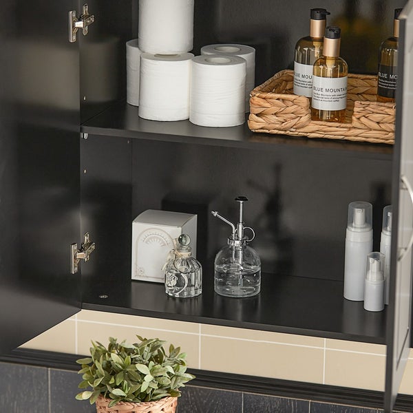 Schwarzer Badezimmerschrank mit Toilettenpapier, Sprays und Dekoration