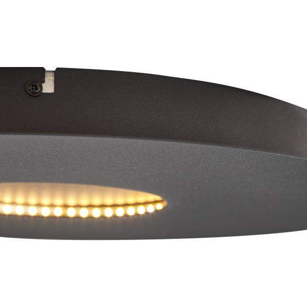 Detailansicht einer runden Deckenleuchte mit LED-Beleuchtung