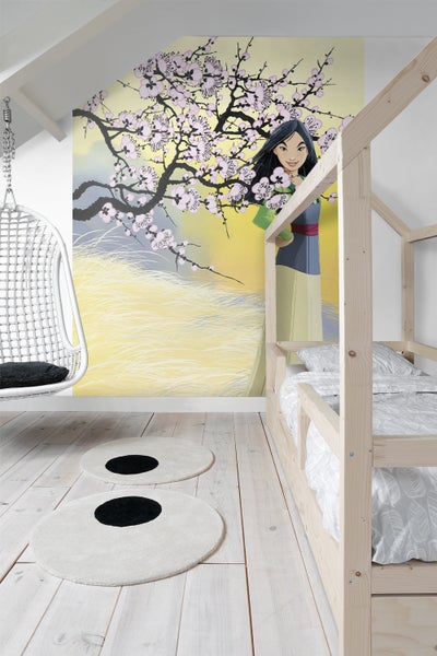 Kinderzimmer mit Mulan-Tapete, Hängesessel und Holzbett
