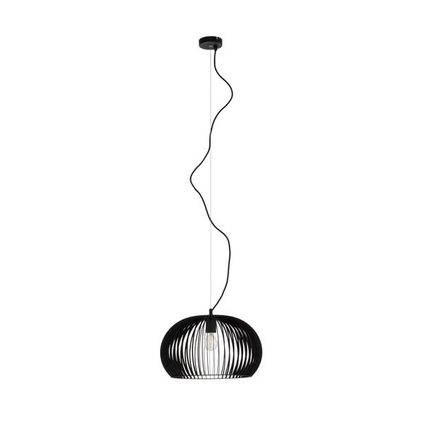 Schwarze Pendelleuchte aus Metall mit Lamellenschirm in Korboptik und geschwungenem Kabel.