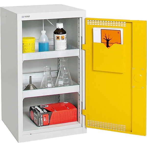 Gefahrstoffschrank mit Regalböden, Flaschen und Warnsymbolen