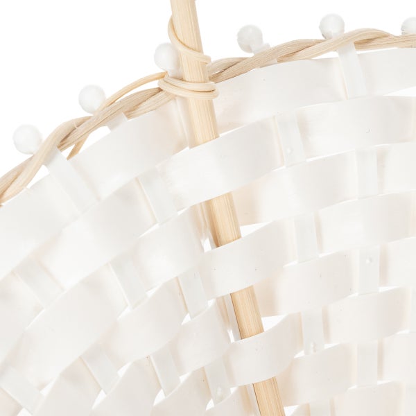 Detailansicht eines weiß geflochtenen Korbs mit einem Stab aus hellem Holz.