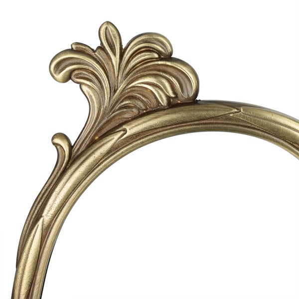 Detail eines ovalen Spiegels mit einem goldenen, verzierten Rahmen