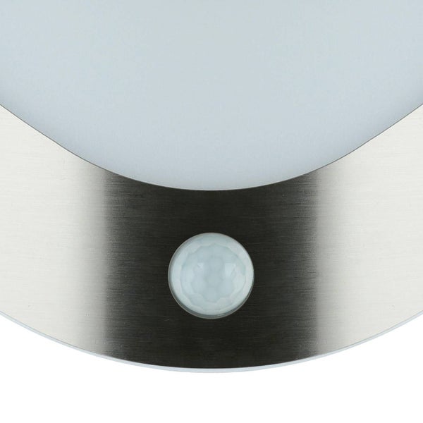 Detailaufnahme einer Deckenleuchte mit Bewegungsmelder