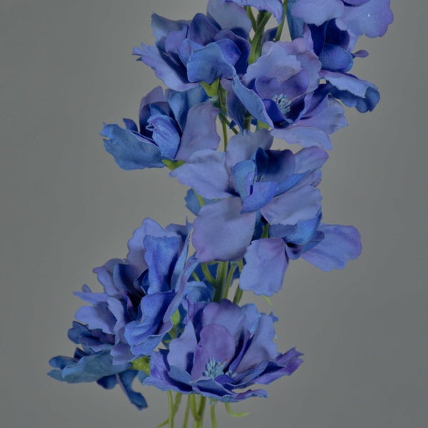 Künstlicher Rittersporn mit blauen Blüten und grünem Stiel.