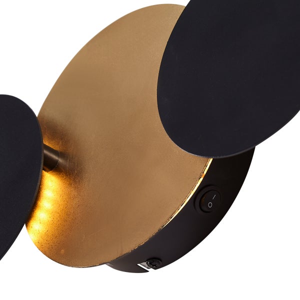 Wandleuchte mit runden, goldenen und schwarzen Elementen