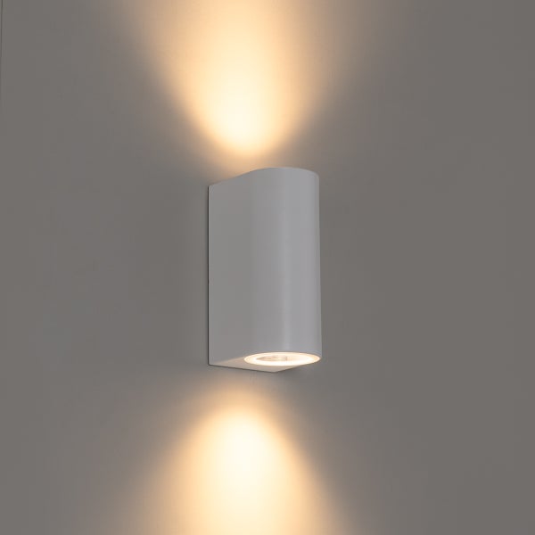 Weiße LED-Wandleuchte mit Up-and-Down-Lichteffekt.