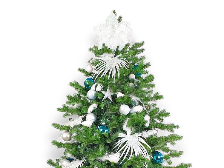 Geschmückter Weihnachtsbaum mit künstlichen Zweigen, dekoriert mit Weihnachtskugeln, Sternen und dekorativen Vögeln für die festliche Zeit.