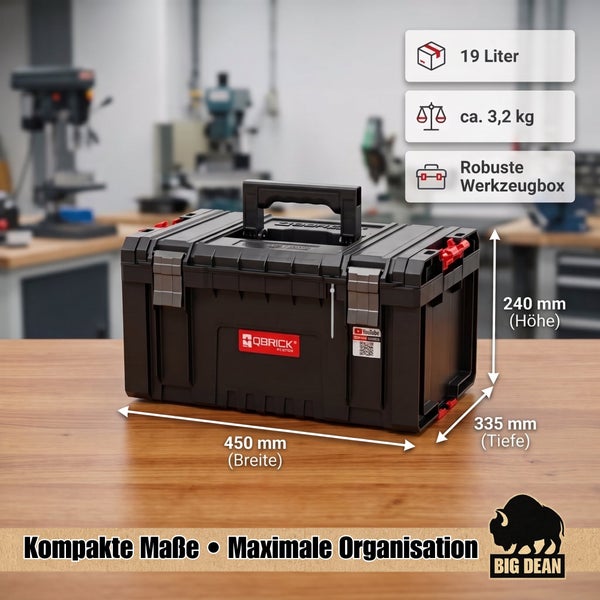 Robuste Qbrick Werkzeugbox mit 19 Liter Volumen und 3,2 Kilogramm Gewicht. Maße sind 450 mal 335 mal 240 Millimeter.