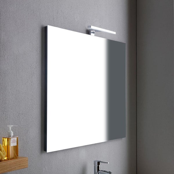 Rechteckiger Spiegel mit Beleuchtung im Badezimmer