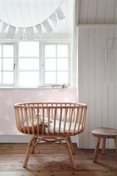 Kinderzimmer mit Babybett aus Rattan, Dekoration und Hocker