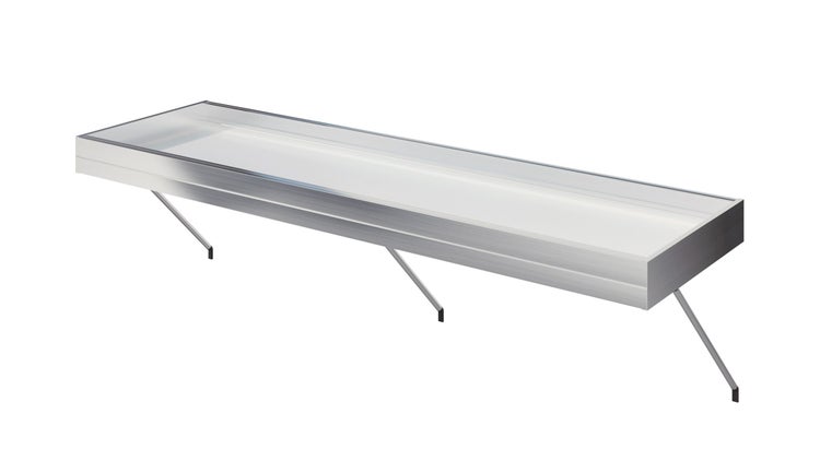 Modernes Türvordach aus Glas mit einem Rahmen aus gebürstetem Metall und drei schmalen Halterungen.