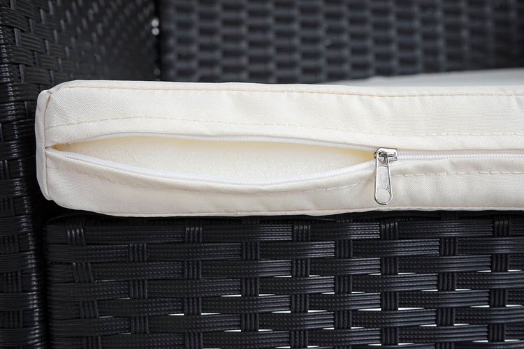 Detailaufnahme eines Gartenmöbelkissens mit Reißverschluss auf einem Rattanmöbel