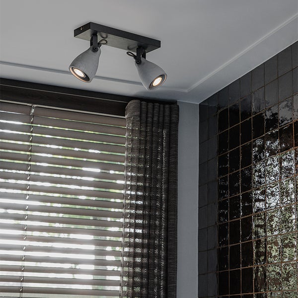 Deckenleuchte mit zwei Strahlern aus Beton in einem Badezimmer