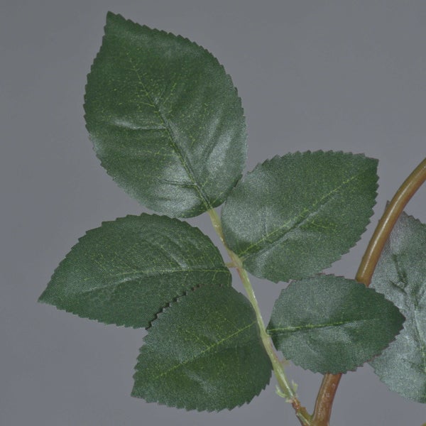 Künstliche Rosenblätter an einem Stiel, grün