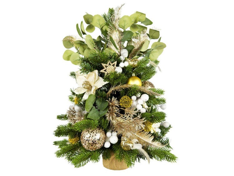 Künstlicher Weihnachtsbaum im Topf geschmückt mit Kugeln, Sternen, Beeren und Eukalyptusblättern für eine weihnachtliche Dekoration.