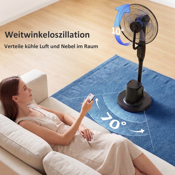 Frau auf Sofa bedient schwarzen Sprühnebelventilator per Fernbedienung, 70 Grad Oszillation und 10 Grad Neigung grafisch dargestellt.