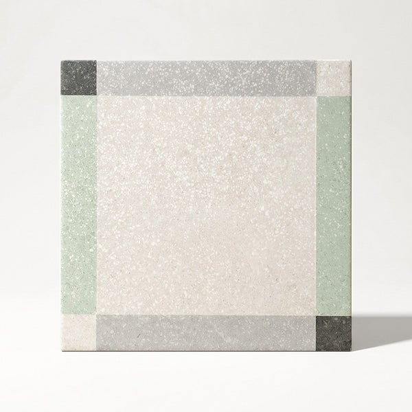 Quadratische Bodenfliese mit Terrazzo Optik und geometrischem Muster aus verschiedenfarbigen Segmenten