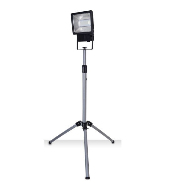 LED-Baustrahler auf Stativ