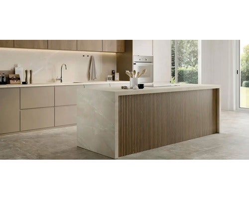 Helle Küche mit Kücheninsel und passenden Schränken.