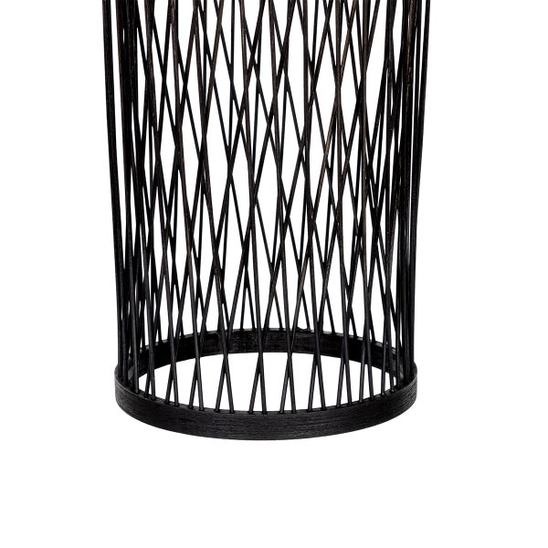 Unterteil eines schwarzen Windlichts aus Bambus in Gitteroptik mit rundem Sockel.