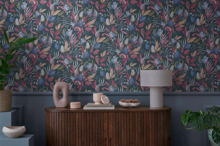 Tapete mit floralem Muster in Wohnzimmer mit Holzkommode und Dekoration