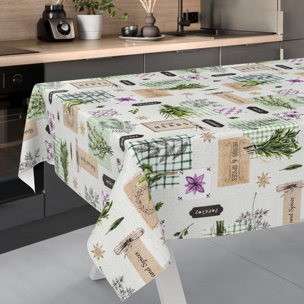 Rechteckige Tischdecke mit Kräuter- und Gewürzmuster auf einem Tisch in einer modernen Küche mit Arbeitsplatte in Holzoptik.