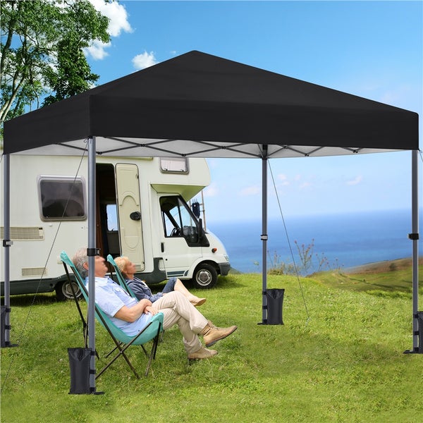 Schwarzes Pavillon mit zwei Personen auf einem Campingplatz