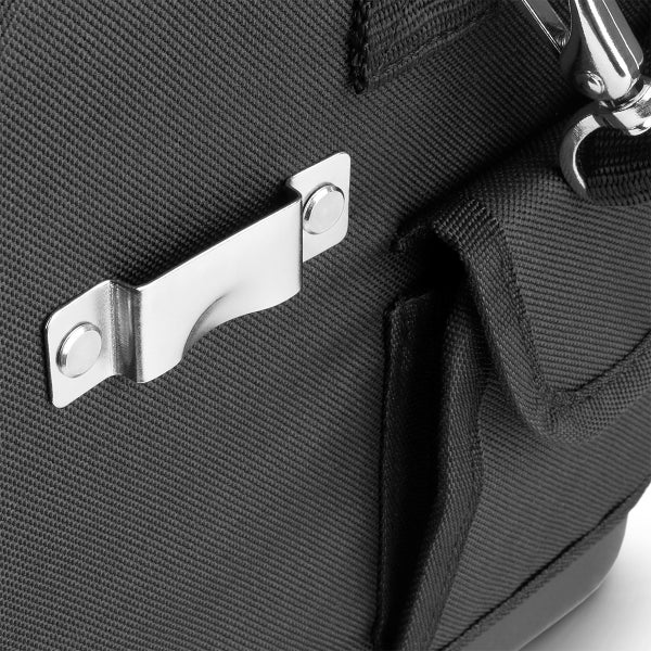 Detailaufnahme einer Werkzeugtasche mit Metallhalterung