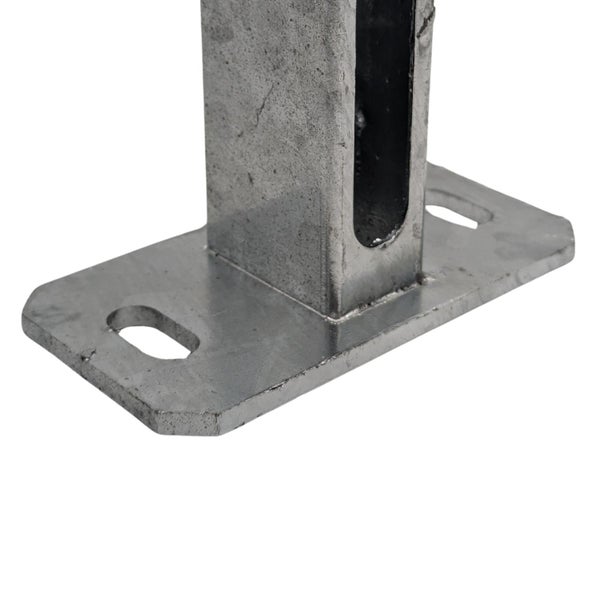 Metallpfostenfuß mit Aussparungen für Schrauben