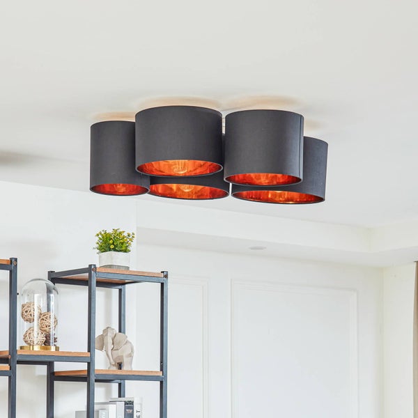 Fünfflammige Deckenleuchte mit schwarzen Stoffschirmen und goldener Innenseite in einem hellen, modern eingerichteten Raum.