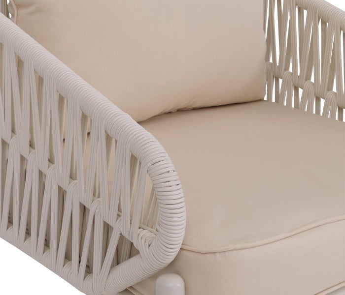 Detail eines Garten-Loungesessels mit weißem Seilgeflecht und beigefarbenen Sitzkissen.