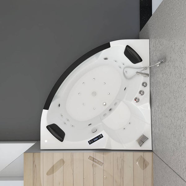 Eckbadewanne mit Whirlpoolfunktion, zwei Nackenkissen, Duschbrause und Armaturen in einem Badezimmer.