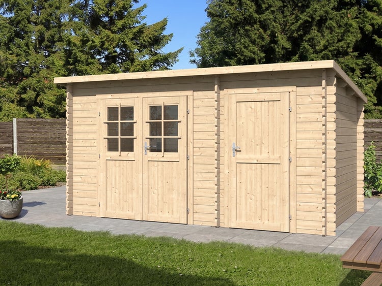 Großes Gartenhaus aus hellem Holz mit Pultdach, einer Doppeltür mit Fenstern und einer Einzeltür, auf Steinplatten im Garten.