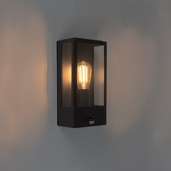 Außenwandleuchte aus schwarzem Metall und Glas mit Bewegungsmelder und leuchtendem Filament-Leuchtmittel.