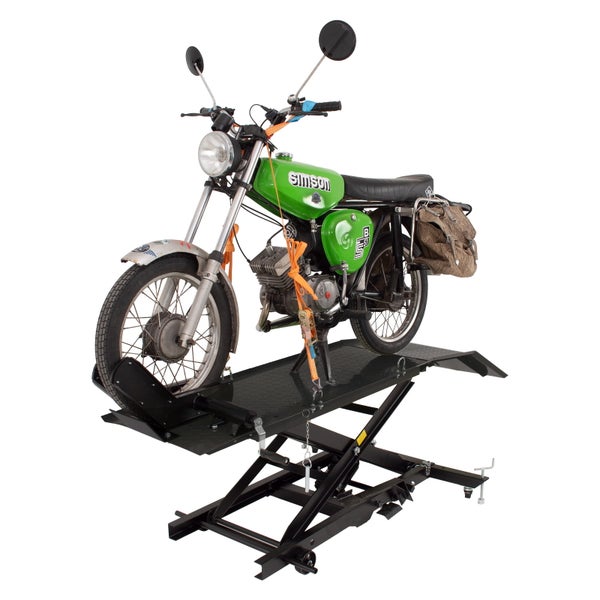 Motorrad-Hebebühne mit einem Moped, das durch Spanngurte auf der Arbeitsplattform gesichert ist.